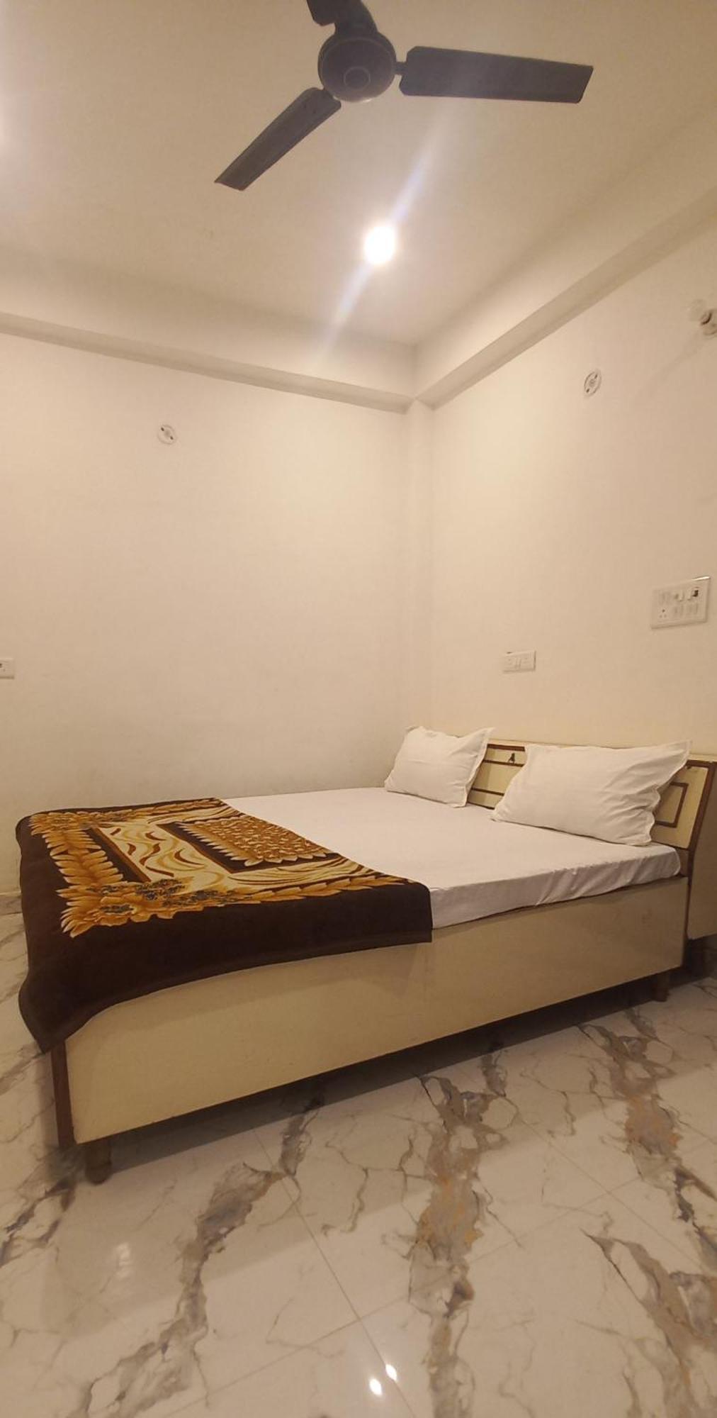 Dhananjay Tiwari Guest house *